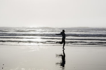 USA, Washington State, Frau springt auf Long Beach - NGF000260