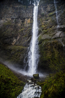 USA, Oregon, near Portland, Mulnomah Falls - NGF000263