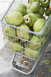 Brasilien, Einkaufswagen mit Kokosnüssen - MAUF000231