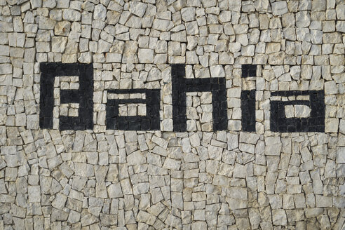 Brasilien, Salvador de Bahia, Steinmauer-Mosaik mit dem Namen 'Bahia' - MAUF000232