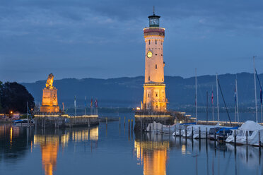 Deutschland, Lindau, Hafeneinfahrt mit Leuchtturm und bayerischem Löwe - SHF001829