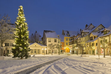 Germany, Meersburg, Christmas tree at the snow covered Schlossplatz - SHF001833