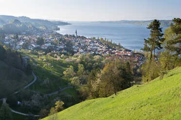 Deutschland, Sipplingen, Blick über Stadt und Bodensee - SHF001844