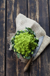 Romanesco-Brokkoli und ein Messer auf Jute - CSF027019