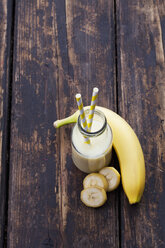 Glasflasche mit Bananen-Smoothie - CSF027032