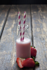 Glass bottle of strawberry smoothie - CSF027033