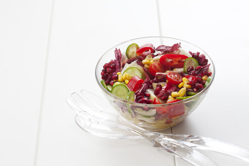 Glasschale mit gemischtem Salat auf weißem Grund - CSF027073