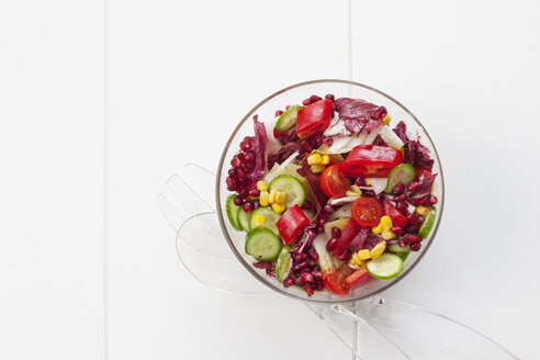 Glasschale mit gemischtem Salat auf weißem Grund - CSF027074