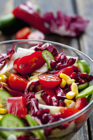 Glasschüssel mit gemischtem Salat, Nahaufnahme, lizenzfreies Stockfoto