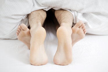 Füße eines Paares beim Sex im Bett - GDF000971