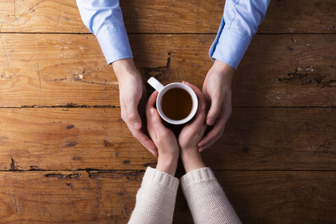 Die Hände eines jungen Paares halten eine Tasse Tee - HAPF000172