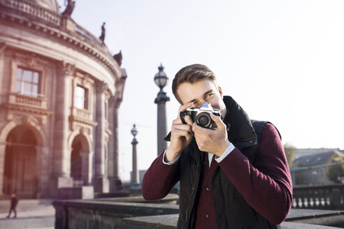 Deutschland, Berlin, junger Mann beim Fotografieren im Bode-Museum - GCF000138