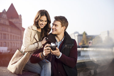Deutschland, Berlin, junges Paar mit Blick in die Kamera am Ufer der Spree - GCF000140