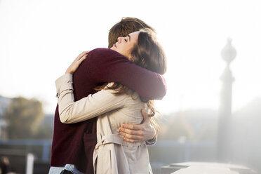 Germany, Berlin, young couple hugging - GCF000149