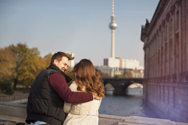Deutschland, Berlin, junges Paar an der Spree mit Blick auf den Fernsehturm - GCF000150