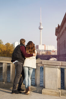 Deutschland, Berlin, junges Paar an der Spree mit Blick auf den Fernsehturm - GCF000151