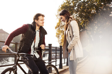 Germany, Berlin, young couple at River Spree - GCF000152