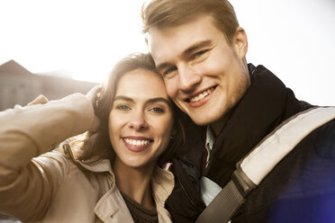 Porträt eines lächelnden jungen Paares im Freien - GCF000172