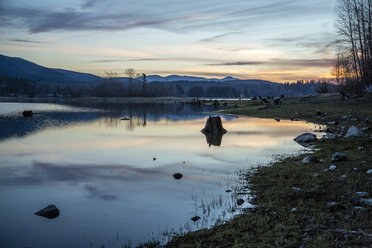 USA, Washington State, Mount Rainier National Park, lake in the evening - NGF000272