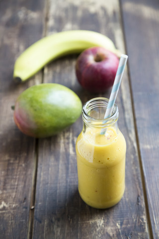 Glasflasche mit Mango-Smoothie, lizenzfreies Stockfoto