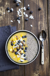 Schale Mango-Smoothie mit Mangowürfeln, Kokosflocken, Blaubeeren, Schokocrunch und Chia - SARF002520