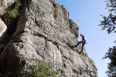 Spanien, Tarragona, Siurana, Kletterer klettert an einer Steinwand - VABF000116