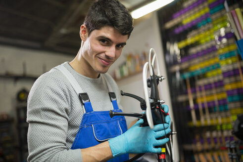 Porträt eines Mechanikers in seiner Werkstatt bei der Reparatur einer Drohne - RAEF000830