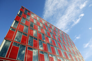 Deutschland, Düsseldorf, modernes Bürogebäude, rote Fassade - GUFF000258