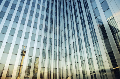 Deutschland, Düsseldorf, Bürogebäude, Rheinturm gespiegelt in Glasfassade - GUFF000259