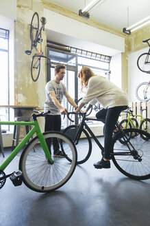 Client testing racing cycle in a custom-made bicycle store - JUBF000099