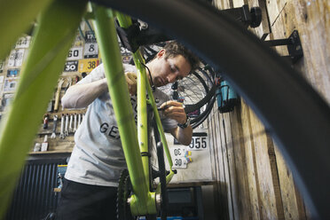 Mechanic working on bicycle - JUBF000111