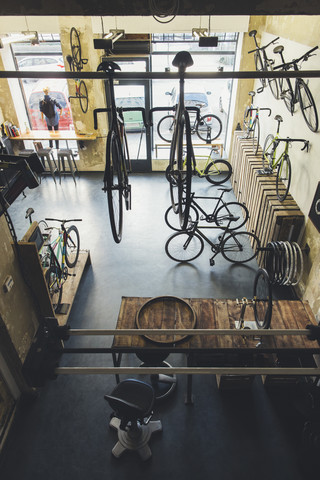 Sortiment von Fahrrädern in einem Fahrradgeschäft für Sonderanfertigungen, lizenzfreies Stockfoto