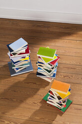 Drei Bücherstapel auf Holzboden - WDF003513