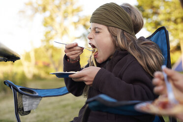 Mädchen isst Spaghetti auf einem Campingplatz - TSFF000005