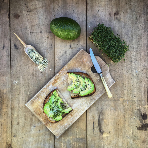 Avocadobrot mit Kresse und Hanfsamen, lizenzfreies Stockfoto