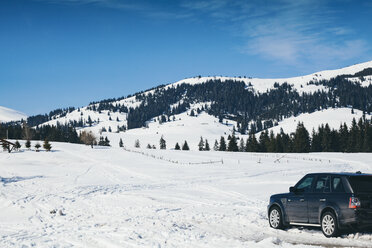 Bulgarien, Pirin-Gebirge, Offroad-Auto im Winter in den Bergen, verschneites Feld - BZF000277