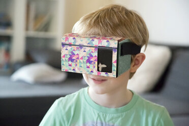 Junge mit Virtual-Reality-Brille - SARF002529