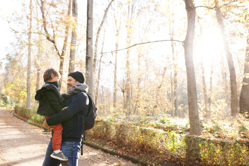 Spanien, Granada, Vater und Sohn in Herbstlandschaft - VABF000120