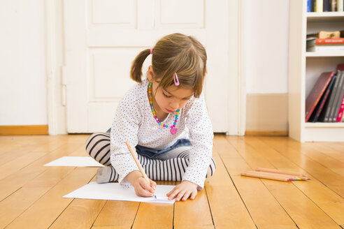 Kleines Mädchen sitzt auf Holzboden und malt mit Buntstiften - LVF004514