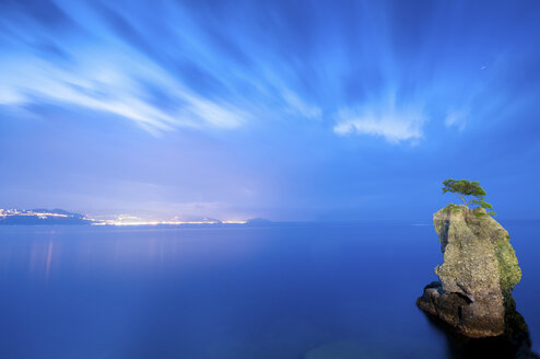 Italien, Felsformation, blaue Stunde, bewölkter Himmel - SIPF000164