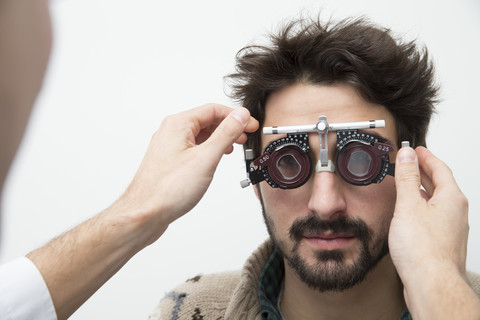 Mann beim Optiker, der einen Sehtest macht, lizenzfreies Stockfoto