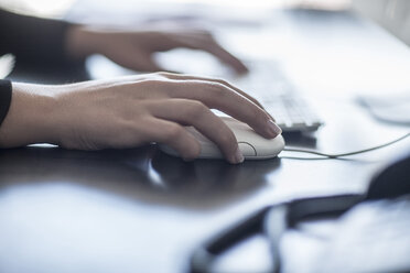 Nahaufnahme einer Frau bei der Arbeit am Computer - ZEF008333