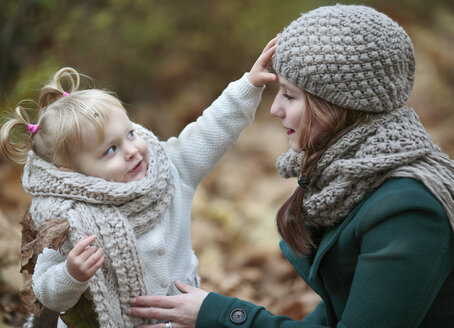 Young woman and her little daughter in autumn - NIF000071