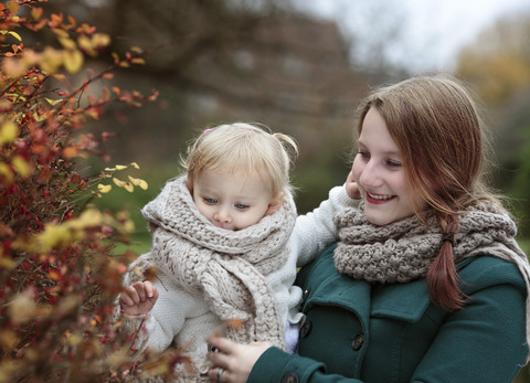 Junge Frau und ihre kleine Tochter im Herbst, lizenzfreies Stockfoto