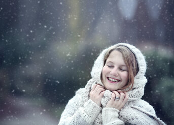 Porträt einer glücklichen jungen Frau in Strickwaren im Winter - NIF000076