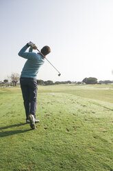 Golfer, der einen Golfball auf einem Golfplatz abschlägt - ABZF000185