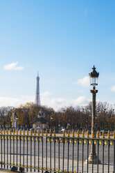 Frankreich, Paris, Pariser Landschaft mit Eiffelturm im Hintergrund - KIJF000143