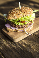 Vegetarischer Burger mit Rote-Bete-Patty, Avocadocreme, Salat und Zwiebeln - SARF002535