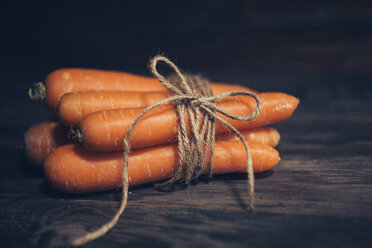 Bunch of five carrots on dark wood - JPF000111
