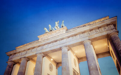 Deutschland, Berlin, beleuchtetes Brandenburger Tor - CMF000349